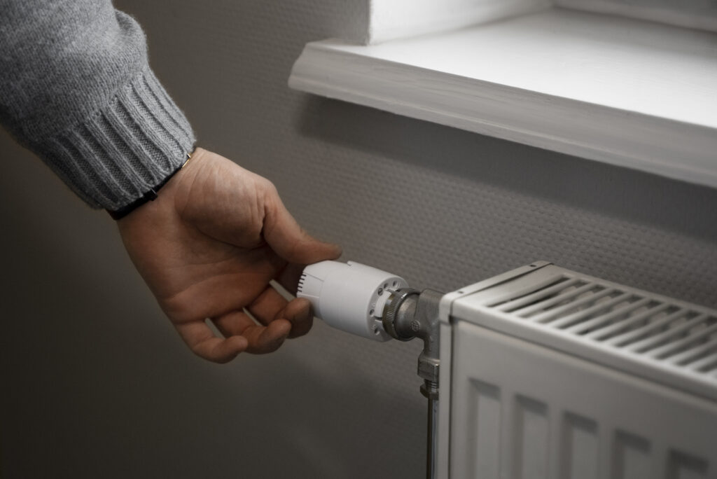 homme eteignant le radiateur pendant la crise energetique